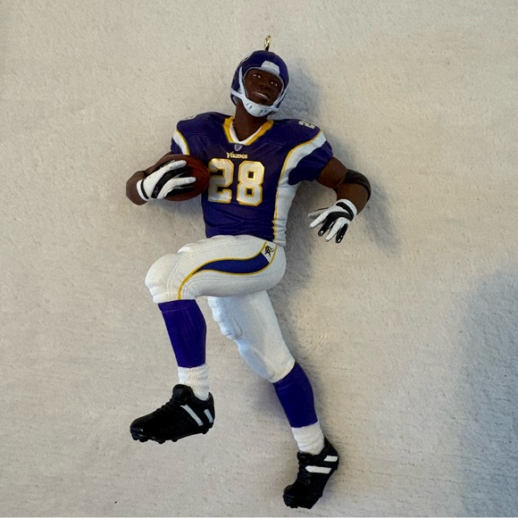 Hallmark Keepsake Ornament: Football Legends Series: Adrian Peterson - Picture 10 of 16